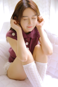 女生穿露胸衣服